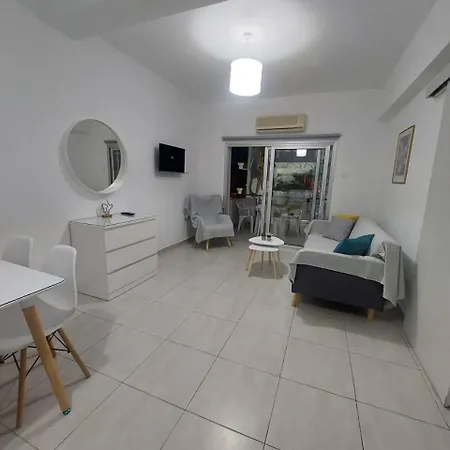 One Bedroom Centre דירה לרנקה